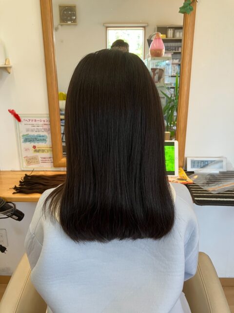 本日のヘアドネーション🎗️
2026/3/22
ご協力ありがとうございました✨
「いってらっしゃい🕊️」📮
⭐︎⭐︎⭐︎⭐︎⭐︎⭐︎⭐︎⭐︎⭐︎⭐︎⭐︎⭐︎⭐︎⭐︎⭐︎⭐︎⭐︎⭐︎
ヘアドネーションをご検討の方へ✂️
「やってみたいけどよく分からない…」
そんな方はご一読ください⬇︎⬇︎
━━━━━━━━━━━━━━━
【ヘアドネーションとは】🎗
病気や脱毛症などで髪に悩みを持つ子どもたちのために
髪を寄付してウィッグを作る活動です。
━━━━━━━━━━━━━━━
【こんな方におすすめ】
・バッサリ切りたい方✂️
・誰かの役に立ちたい方🤝
・伸ばした髪を活かしたい方💇♀️
━━━━━━━━━━━━━━━
【ヘアドネーションの条件】
・31cm以上の長さが必要です📏(寄付される髪の長さ)
━━━━━━━━━━━━━━━
【ご来店時のお願い】
・髪は完全に乾いた状態でご来店ください
・髪は下ろした状態でお越しください
・スタイリング剤等はつけず、結び跡のない状態でお願いいたします
━━━━━━━━━━━━━━━
【メニュー】
・ヘアドネーションカット(シャンプー込み)🫧
・カット後スタイル仕上げ込み💇
▶︎一般 ・・・・¥5,000
▶︎中高生 ・・・¥4,500
▶︎小学生以下・・¥4,000
※スタンダードカットと同料金となります
・切り離しのみ・・¥2,000
━━━━━━━━━━━━━━━
【ドネーションの流れ】📮
①ご来店・カウンセリング🗣
②長さを確認し、ゴムで束ねます🎗
③カット(ドネーション用に切り分け)✂️
④通常カットでスタイルを整えます💇♀️
⑤梱包してお渡し📦
→そのままポスト投函OK📮
━━━━━━━━━━━━━━━
【よくある質問】
Q. カラーやパーマしていても大丈夫?💭
→基本的に可能ですが、ダメージ状態によっては不可となる場合があります
Q.結構白髪混じりなのですが大丈夫?
→はい、問題ありません👍
Q. 子どもでもできますか?👧👦
→可能です◎多くのお子様にもご来店いただいています
Q. 自分で送らないといけませんか?📮
→はい、ご自身での投函をお願いしております(そのまま出せる状態にします)
Q. 長さが足りるか不安です😌
→無料でチェックいたしますので、お気軽にご相談ください
━━━━━━━━━━━━━━━
クルーでは、初めての方でも安心して行えるよう
カット〜発送準備までしっかりサポートいたします🎗
ご不明点はDM・お電話でお気軽にご相談ください📩
保存してあとで見返すのもおすすめです📌
━━━━━━━━━━━━━━━
#ヘアドネーション
#旭市美容室
#髪の寄付
#ショートヘア
#ヘアスタジオクルー