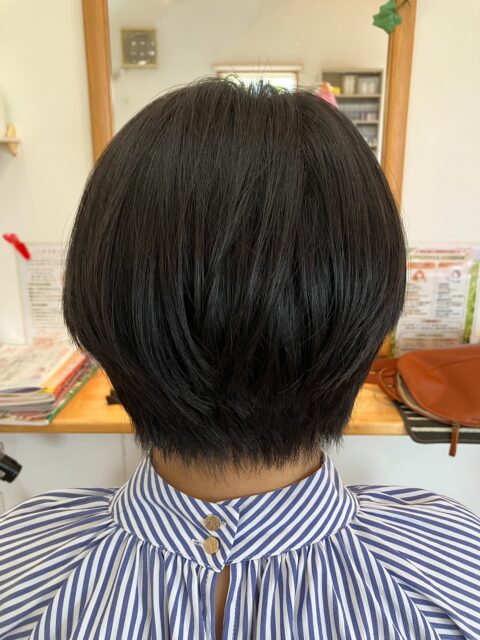 本日のヘアドネーション🎗️
2026/3/28
ご協力ありがとうございました✨
「いってらっしゃい🕊️」📮
⭐︎⭐︎⭐︎⭐︎⭐︎⭐︎⭐︎⭐︎⭐︎⭐︎⭐︎⭐︎⭐︎⭐︎⭐︎⭐︎⭐︎⭐︎
ヘアドネーションをご検討の方へ✂️
「やってみたいけどよく分からない…」
そんな方はご一読ください⬇︎⬇︎
━━━━━━━━━━━━━━━
【ヘアドネーションとは】🎗
病気や脱毛症などで髪に悩みを持つ子どもたちのために
髪を寄付してウィッグを作る活動です。
━━━━━━━━━━━━━━━
【こんな方におすすめ】
・バッサリ切りたい方✂️
・誰かの役に立ちたい方🤝
・伸ばした髪を活かしたい方💇♀️
━━━━━━━━━━━━━━━
【ヘアドネーションの条件】
・31cm以上の長さが必要です📏(寄付される髪の長さ)
━━━━━━━━━━━━━━━
【ご来店時のお願い】
・髪は完全に乾いた状態でご来店ください
・髪は下ろした状態でお越しください
・スタイリング剤等はつけず、結び跡のない状態でお願いいたします
━━━━━━━━━━━━━━━
【メニュー】
・ヘアドネーションカット(シャンプー込み)🫧
・カット後スタイル仕上げ込み💇
▶︎一般 ・・・・¥5,000
▶︎中高生 ・・・¥4,500
▶︎小学生以下・・¥4,000
※スタンダードカットと同料金となります
・切り離しのみ・・¥2,000
━━━━━━━━━━━━━━━
【ドネーションの流れ】📮
①ご来店・カウンセリング🗣
②長さを確認し、ゴムで束ねます🎗
③カット(ドネーション用に切り分け)✂️
④通常カットでスタイルを整えます💇♀️
⑤梱包してお渡し📦
→そのままポスト投函OK📮
━━━━━━━━━━━━━━━
【よくある質問】
Q. カラーやパーマしていても大丈夫?💭
→基本的に可能ですが、ダメージ状態によっては不可となる場合があります
Q.結構白髪混じりなのですが大丈夫?
→はい、問題ありません👍
Q. 子どもでもできますか?👧👦
→可能です◎多くのお子様にもご来店いただいています
Q. 自分で送らないといけませんか?📮
→はい、ご自身での投函をお願いしております(そのまま出せる状態にします)
Q. 長さが足りるか不安です😌
→無料でチェックいたしますので、お気軽にご相談ください
━━━━━━━━━━━━━━━
クルーでは、初めての方でも安心して行えるよう
カット〜発送準備までしっかりサポートいたします🎗
ご不明点はDM・お電話でお気軽にご相談ください📩
保存してあとで見返すのもおすすめです📌
━━━━━━━━━━━━━━━
#ヘアドネーション
#旭市美容室
#髪の寄付
#ショートヘア
#ヘアスタジオクルー