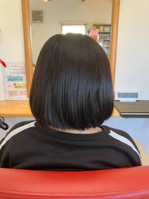 本日のヘアドネーション🎗️
2026/1/25
ご協力ありがとうございました✨
「いってらっしゃい🕊️」📮
⭐︎⭐︎⭐︎⭐︎⭐︎⭐︎⭐︎⭐︎⭐︎⭐︎⭐︎⭐︎⭐︎⭐︎⭐︎⭐︎⭐︎⭐︎
ヘアドネーションをご検討の方へ✂️
「やってみたいけどよく分からない…」
そんな方はご一読ください⬇︎⬇︎
━━━━━━━━━━━━━━━
【ヘアドネーションとは】🎗
病気や脱毛症などで髪に悩みを持つ子どもたちのために
髪を寄付してウィッグを作る活動です。
━━━━━━━━━━━━━━━
【こんな方におすすめ】
・バッサリ切りたい方✂️
・誰かの役に立ちたい方🤝
・伸ばした髪を活かしたい方💇♀️
━━━━━━━━━━━━━━━
【ヘアドネーションの条件】
・31cm以上の長さが必要です📏(寄付される髪の長さ)
━━━━━━━━━━━━━━━
【ご来店時のお願い】
・髪は完全に乾いた状態でご来店ください
・髪は下ろした状態でお越しください
・スタイリング剤等はつけず、結び跡のない状態でお願いいたします
━━━━━━━━━━━━━━━
【メニュー】
・ヘアドネーションカット(シャンプー込み)🫧
・カット後スタイル仕上げ込み💇
▶︎一般 ・・・・¥5,000
▶︎中高生 ・・・¥4,500
▶︎小学生以下・・¥4,000
※スタンダードカットと同料金となります
・切り離しのみ・・¥2,000
━━━━━━━━━━━━━━━
【ドネーションの流れ】📮
①ご来店・カウンセリング🗣
②長さを確認し、ゴムで束ねます🎗
③カット(ドネーション用に切り分け)✂️
④通常カットでスタイルを整えます💇♀️
⑤梱包してお渡し📦
→そのままポスト投函OK📮
━━━━━━━━━━━━━━━
【よくある質問】
Q. カラーやパーマしていても大丈夫?💭
→基本的に可能ですが、ダメージ状態によっては不可となる場合があります
Q.結構白髪混じりなのですが大丈夫?
→はい、問題ありません👍
Q. 子どもでもできますか?👧👦
→可能です◎多くのお子様にもご来店いただいています
Q. 自分で送らないといけませんか?📮
→はい、ご自身での投函をお願いしております(そのまま出せる状態にします)
Q. 長さが足りるか不安です😌
→無料でチェックいたしますので、お気軽にご相談ください
━━━━━━━━━━━━━━━
クルーでは、初めての方でも安心して行えるよう
カット〜発送準備までしっかりサポートいたします🎗
ご不明点はDM・お電話でお気軽にご相談ください📩
保存してあとで見返すのもおすすめです📌
━━━━━━━━━━━━━━━
#ヘアドネーション
#旭市美容室
#髪の寄付
#ショートヘア
#ヘアスタジオクルー