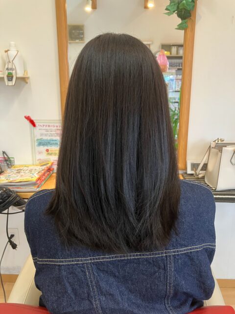 本日のヘアドネーション🎗️
2026/3/19 55cm
ご協力ありがとうございました✨
「いってらっしゃい🕊️」📮
⭐︎⭐︎⭐︎⭐︎⭐︎⭐︎⭐︎⭐︎⭐︎⭐︎⭐︎⭐︎⭐︎⭐︎⭐︎⭐︎⭐︎⭐︎
ヘアドネーションをご検討の方へ✂️
「やってみたいけどよく分からない…」
そんな方はご一読ください⬇︎⬇︎
━━━━━━━━━━━━━━━
【ヘアドネーションとは】🎗
病気や脱毛症などで髪に悩みを持つ子どもたちのために
髪を寄付してウィッグを作る活動です。
━━━━━━━━━━━━━━━
【こんな方におすすめ】
・バッサリ切りたい方✂️
・誰かの役に立ちたい方🤝
・伸ばした髪を活かしたい方💇♀️
━━━━━━━━━━━━━━━
【ヘアドネーションの条件】
・31cm以上の長さが必要です📏(寄付される髪の長さ)
━━━━━━━━━━━━━━━
【ご来店時のお願い】
・髪は完全に乾いた状態でご来店ください
・髪は下ろした状態でお越しください
・スタイリング剤等はつけず、結び跡のない状態でお願いいたします
━━━━━━━━━━━━━━━
【メニュー】
・ヘアドネーションカット(シャンプー込み)🫧
・カット後スタイル仕上げ込み💇
▶︎一般 ・・・・¥5,000
▶︎中高生 ・・・¥4,500
▶︎小学生以下・・¥4,000
※スタンダードカットと同料金となります
・切り離しのみ・・¥2,000
━━━━━━━━━━━━━━━
【ドネーションの流れ】📮
①ご来店・カウンセリング🗣
②長さを確認し、ゴムで束ねます🎗
③カット(ドネーション用に切り分け)✂️
④通常カットでスタイルを整えます💇♀️
⑤梱包してお渡し📦
→そのままポスト投函OK📮
━━━━━━━━━━━━━━━
【よくある質問】
Q. カラーやパーマしていても大丈夫?💭
→基本的に可能ですが、ダメージ状態によっては不可となる場合があります
Q.結構白髪混じりなのですが大丈夫?
→はい、問題ありません👍
Q. 子どもでもできますか?👧👦
→可能です◎多くのお子様にもご来店いただいています
Q. 自分で送らないといけませんか?📮
→はい、ご自身での投函をお願いしております(そのまま出せる状態にします)
Q. 長さが足りるか不安です😌
→無料でチェックいたしますので、お気軽にご相談ください
━━━━━━━━━━━━━━━
クルーでは、初めての方でも安心して行えるよう
カット〜発送準備までしっかりサポートいたします🎗
ご不明点はDM・お電話でお気軽にご相談ください📩
保存してあとで見返すのもおすすめです📌
━━━━━━━━━━━━━━━
#ヘアドネーション
#旭市美容室
#髪の寄付
#ショートヘア
#ヘアスタジオクルー