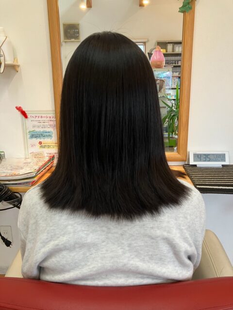 本日のヘアドネーション🎗️
2026/3/22
ご協力ありがとうございました✨
「いってらっしゃい🕊️」📮
⭐︎⭐︎⭐︎⭐︎⭐︎⭐︎⭐︎⭐︎⭐︎⭐︎⭐︎⭐︎⭐︎⭐︎⭐︎⭐︎⭐︎⭐︎
ヘアドネーションをご検討の方へ✂️
「やってみたいけどよく分からない…」
そんな方はご一読ください⬇︎⬇︎
━━━━━━━━━━━━━━━
【ヘアドネーションとは】🎗
病気や脱毛症などで髪に悩みを持つ子どもたちのために
髪を寄付してウィッグを作る活動です。
━━━━━━━━━━━━━━━
【こんな方におすすめ】
・バッサリ切りたい方✂️
・誰かの役に立ちたい方🤝
・伸ばした髪を活かしたい方💇♀️
━━━━━━━━━━━━━━━
【ヘアドネーションの条件】
・31cm以上の長さが必要です📏(寄付される髪の長さ)
━━━━━━━━━━━━━━━
【ご来店時のお願い】
・髪は完全に乾いた状態でご来店ください
・髪は下ろした状態でお越しください
・スタイリング剤等はつけず、結び跡のない状態でお願いいたします
━━━━━━━━━━━━━━━
【メニュー】
・ヘアドネーションカット(シャンプー込み)🫧
・カット後スタイル仕上げ込み💇
▶︎一般 ・・・・¥5,000
▶︎中高生 ・・・¥4,500
▶︎小学生以下・・¥4,000
※スタンダードカットと同料金となります
・切り離しのみ・・¥2,000
━━━━━━━━━━━━━━━
【ドネーションの流れ】📮
①ご来店・カウンセリング🗣
②長さを確認し、ゴムで束ねます🎗
③カット(ドネーション用に切り分け)✂️
④通常カットでスタイルを整えます💇♀️
⑤梱包してお渡し📦
→そのままポスト投函OK📮
━━━━━━━━━━━━━━━
【よくある質問】
Q. カラーやパーマしていても大丈夫?💭
→基本的に可能ですが、ダメージ状態によっては不可となる場合があります
Q.結構白髪混じりなのですが大丈夫?
→はい、問題ありません👍
Q. 子どもでもできますか?👧👦
→可能です◎多くのお子様にもご来店いただいています
Q. 自分で送らないといけませんか?📮
→はい、ご自身での投函をお願いしております(そのまま出せる状態にします)
Q. 長さが足りるか不安です😌
→無料でチェックいたしますので、お気軽にご相談ください
━━━━━━━━━━━━━━━
クルーでは、初めての方でも安心して行えるよう
カット〜発送準備までしっかりサポートいたします🎗
ご不明点はDM・お電話でお気軽にご相談ください📩
保存してあとで見返すのもおすすめです📌
━━━━━━━━━━━━━━━
#ヘアドネーション
#旭市美容室
#髪の寄付
#ショートヘア
#ヘアスタジオクルー
