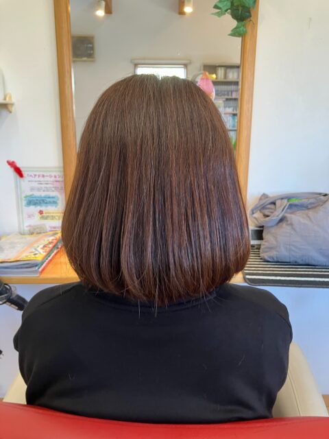 本日のヘアドネーション🎗️
2026/2/19
ご協力ありがとうございました✨
「いってらっしゃい🕊️」📮
⭐︎⭐︎⭐︎⭐︎⭐︎⭐︎⭐︎⭐︎⭐︎⭐︎⭐︎⭐︎⭐︎⭐︎⭐︎⭐︎⭐︎⭐︎
ヘアドネーションをご検討の方へ✂️
「やってみたいけどよく分からない…」
そんな方はご一読ください⬇︎⬇︎
━━━━━━━━━━━━━━━
【ヘアドネーションとは】🎗
病気や脱毛症などで髪に悩みを持つ子どもたちのために
髪を寄付してウィッグを作る活動です。
━━━━━━━━━━━━━━━
【こんな方におすすめ】
・バッサリ切りたい方✂️
・誰かの役に立ちたい方🤝
・伸ばした髪を活かしたい方💇♀️
━━━━━━━━━━━━━━━
【ヘアドネーションの条件】
・31cm以上の長さが必要です📏(寄付される髪の長さ)
━━━━━━━━━━━━━━━
【ご来店時のお願い】
・髪は完全に乾いた状態でご来店ください
・髪は下ろした状態でお越しください
・スタイリング剤等はつけず、結び跡のない状態でお願いいたします
━━━━━━━━━━━━━━━
【メニュー】
・ヘアドネーションカット(シャンプー込み)🫧
・カット後スタイル仕上げ込み💇
▶︎一般 ・・・・¥5,000
▶︎中高生 ・・・¥4,500
▶︎小学生以下・・¥4,000
※スタンダードカットと同料金となります
・切り離しのみ・・¥2,000
━━━━━━━━━━━━━━━
【ドネーションの流れ】📮
①ご来店・カウンセリング🗣
②長さを確認し、ゴムで束ねます🎗
③カット(ドネーション用に切り分け)✂️
④通常カットでスタイルを整えます💇♀️
⑤梱包してお渡し📦
→そのままポスト投函OK📮
━━━━━━━━━━━━━━━
【よくある質問】
Q. カラーやパーマしていても大丈夫?💭
→基本的に可能ですが、ダメージ状態によっては不可となる場合があります
Q.結構白髪混じりなのですが大丈夫?
→はい、問題ありません👍
Q. 子どもでもできますか?👧👦
→可能です◎多くのお子様にもご来店いただいています
Q. 自分で送らないといけませんか?📮
→はい、ご自身での投函をお願いしております(そのまま出せる状態にします)
Q. 長さが足りるか不安です😌
→無料でチェックいたしますので、お気軽にご相談ください
━━━━━━━━━━━━━━━
クルーでは、初めての方でも安心して行えるよう
カット〜発送準備までしっかりサポートいたします🎗
ご不明点はDM・お電話でお気軽にご相談ください📩
保存してあとで見返すのもおすすめです📌
━━━━━━━━━━━━━━━
#ヘアドネーション
#旭市美容室
#髪の寄付
#ショートヘア
#ヘアスタジオクルー