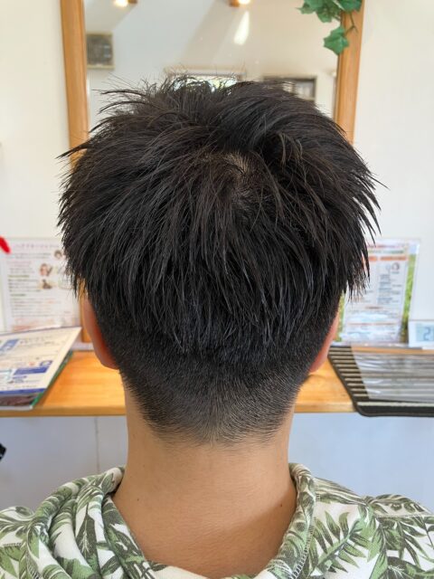 本日のヘアドネーション🎗️
2026/3/28
ご協力ありがとうございました✨
「いってらっしゃい🕊️」📮
⭐︎⭐︎⭐︎⭐︎⭐︎⭐︎⭐︎⭐︎⭐︎⭐︎⭐︎⭐︎⭐︎⭐︎⭐︎⭐︎⭐︎⭐︎
ヘアドネーションをご検討の方へ✂️
「やってみたいけどよく分からない…」
そんな方はご一読ください⬇︎⬇︎
━━━━━━━━━━━━━━━
【ヘアドネーションとは】🎗
病気や脱毛症などで髪に悩みを持つ子どもたちのために
髪を寄付してウィッグを作る活動です。
━━━━━━━━━━━━━━━
【こんな方におすすめ】
・バッサリ切りたい方✂️
・誰かの役に立ちたい方🤝
・伸ばした髪を活かしたい方💇♀️
━━━━━━━━━━━━━━━
【ヘアドネーションの条件】
・31cm以上の長さが必要です📏(寄付される髪の長さ)
━━━━━━━━━━━━━━━
【ご来店時のお願い】
・髪は完全に乾いた状態でご来店ください
・髪は下ろした状態でお越しください
・スタイリング剤等はつけず、結び跡のない状態でお願いいたします
━━━━━━━━━━━━━━━
【メニュー】
・ヘアドネーションカット(シャンプー込み)🫧
・カット後スタイル仕上げ込み💇
▶︎一般 ・・・・¥5,000
▶︎中高生 ・・・¥4,500
▶︎小学生以下・・¥4,000
※スタンダードカットと同料金となります
・切り離しのみ・・¥2,000
━━━━━━━━━━━━━━━
【ドネーションの流れ】📮
①ご来店・カウンセリング🗣
②長さを確認し、ゴムで束ねます🎗
③カット(ドネーション用に切り分け)✂️
④通常カットでスタイルを整えます💇♀️
⑤梱包してお渡し📦
→そのままポスト投函OK📮
━━━━━━━━━━━━━━━
【よくある質問】
Q. カラーやパーマしていても大丈夫?💭
→基本的に可能ですが、ダメージ状態によっては不可となる場合があります
Q.結構白髪混じりなのですが大丈夫?
→はい、問題ありません👍
Q. 子どもでもできますか?👧👦
→可能です◎多くのお子様にもご来店いただいています
Q. 自分で送らないといけませんか?📮
→はい、ご自身での投函をお願いしております(そのまま出せる状態にします)
Q. 長さが足りるか不安です😌
→無料でチェックいたしますので、お気軽にご相談ください
━━━━━━━━━━━━━━━
クルーでは、初めての方でも安心して行えるよう
カット〜発送準備までしっかりサポートいたします🎗
ご不明点はDM・お電話でお気軽にご相談ください📩
保存してあとで見返すのもおすすめです📌
━━━━━━━━━━━━━━━
#ヘアドネーション
#旭市美容室
#髪の寄付
#ショートヘア
#ヘアスタジオクルー