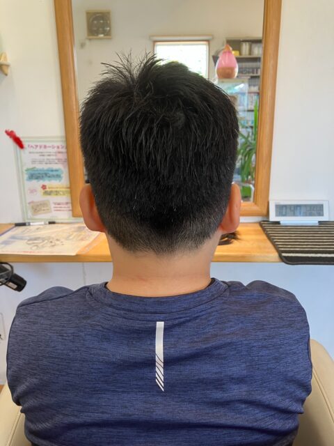本日のヘアドネーション🎗️
2026/3/21
ご協力ありがとうございました✨
「いってらっしゃい🕊️」📮
⭐︎⭐︎⭐︎⭐︎⭐︎⭐︎⭐︎⭐︎⭐︎⭐︎⭐︎⭐︎⭐︎⭐︎⭐︎⭐︎⭐︎⭐︎
ヘアドネーションをご検討の方へ✂️
「やってみたいけどよく分からない…」
そんな方はご一読ください⬇︎⬇︎
━━━━━━━━━━━━━━━
【ヘアドネーションとは】🎗
病気や脱毛症などで髪に悩みを持つ子どもたちのために
髪を寄付してウィッグを作る活動です。
━━━━━━━━━━━━━━━
【こんな方におすすめ】
・バッサリ切りたい方✂️
・誰かの役に立ちたい方🤝
・伸ばした髪を活かしたい方💇♀️
━━━━━━━━━━━━━━━
【ヘアドネーションの条件】
・31cm以上の長さが必要です📏(寄付される髪の長さ)
━━━━━━━━━━━━━━━
【ご来店時のお願い】
・髪は完全に乾いた状態でご来店ください
・髪は下ろした状態でお越しください
・スタイリング剤等はつけず、結び跡のない状態でお願いいたします
━━━━━━━━━━━━━━━
【メニュー】
・ヘアドネーションカット(シャンプー込み)🫧
・カット後スタイル仕上げ込み💇
▶︎一般 ・・・・¥5,000
▶︎中高生 ・・・¥4,500
▶︎小学生以下・・¥4,000
※スタンダードカットと同料金となります
・切り離しのみ・・¥2,000
━━━━━━━━━━━━━━━
【ドネーションの流れ】📮
①ご来店・カウンセリング🗣
②長さを確認し、ゴムで束ねます🎗
③カット(ドネーション用に切り分け)✂️
④通常カットでスタイルを整えます💇♀️
⑤梱包してお渡し📦
→そのままポスト投函OK📮
━━━━━━━━━━━━━━━
【よくある質問】
Q. カラーやパーマしていても大丈夫?💭
→基本的に可能ですが、ダメージ状態によっては不可となる場合があります
Q.結構白髪混じりなのですが大丈夫?
→はい、問題ありません👍
Q. 子どもでもできますか?👧👦
→可能です◎多くのお子様にもご来店いただいています
Q. 自分で送らないといけませんか?📮
→はい、ご自身での投函をお願いしております(そのまま出せる状態にします)
Q. 長さが足りるか不安です😌
→無料でチェックいたしますので、お気軽にご相談ください
━━━━━━━━━━━━━━━
クルーでは、初めての方でも安心して行えるよう
カット〜発送準備までしっかりサポートいたします🎗
ご不明点はDM・お電話でお気軽にご相談ください📩
保存してあとで見返すのもおすすめです📌
━━━━━━━━━━━━━━━
#ヘアドネーション
#旭市美容室
#髪の寄付
#ショートヘア
#ヘアスタジオクルー