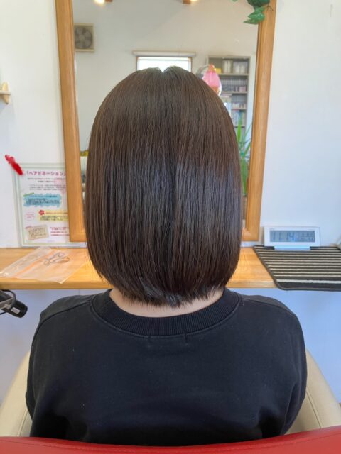 本日のヘアドネーション🎗️
2026/3/19
ご協力ありがとうございました✨
「いってらっしゃい🕊️」📮
⭐︎⭐︎⭐︎⭐︎⭐︎⭐︎⭐︎⭐︎⭐︎⭐︎⭐︎⭐︎⭐︎⭐︎⭐︎⭐︎⭐︎⭐︎
ヘアドネーションをご検討の方へ✂️
「やってみたいけどよく分からない…」
そんな方はご一読ください⬇︎⬇︎
━━━━━━━━━━━━━━━
【ヘアドネーションとは】🎗
病気や脱毛症などで髪に悩みを持つ子どもたちのために
髪を寄付してウィッグを作る活動です。
━━━━━━━━━━━━━━━
【こんな方におすすめ】
・バッサリ切りたい方✂️
・誰かの役に立ちたい方🤝
・伸ばした髪を活かしたい方💇♀️
━━━━━━━━━━━━━━━
【ヘアドネーションの条件】
・31cm以上の長さが必要です📏(寄付される髪の長さ)
━━━━━━━━━━━━━━━
【ご来店時のお願い】
・髪は完全に乾いた状態でご来店ください
・髪は下ろした状態でお越しください
・スタイリング剤等はつけず、結び跡のない状態でお願いいたします
━━━━━━━━━━━━━━━
【メニュー】
・ヘアドネーションカット(シャンプー込み)🫧
・カット後スタイル仕上げ込み💇
▶︎一般 ・・・・¥5,000
▶︎中高生 ・・・¥4,500
▶︎小学生以下・・¥4,000
※スタンダードカットと同料金となります
・切り離しのみ・・¥2,000
━━━━━━━━━━━━━━━
【ドネーションの流れ】📮
①ご来店・カウンセリング🗣
②長さを確認し、ゴムで束ねます🎗
③カット(ドネーション用に切り分け)✂️
④通常カットでスタイルを整えます💇♀️
⑤梱包してお渡し📦
→そのままポスト投函OK📮
━━━━━━━━━━━━━━━
【よくある質問】
Q. カラーやパーマしていても大丈夫?💭
→基本的に可能ですが、ダメージ状態によっては不可となる場合があります
Q.結構白髪混じりなのですが大丈夫?
→はい、問題ありません👍
Q. 子どもでもできますか?👧👦
→可能です◎多くのお子様にもご来店いただいています
Q. 自分で送らないといけませんか?📮
→はい、ご自身での投函をお願いしております(そのまま出せる状態にします)
Q. 長さが足りるか不安です😌
→無料でチェックいたしますので、お気軽にご相談ください
━━━━━━━━━━━━━━━
クルーでは、初めての方でも安心して行えるよう
カット〜発送準備までしっかりサポートいたします🎗
ご不明点はDM・お電話でお気軽にご相談ください📩
保存してあとで見返すのもおすすめです📌
━━━━━━━━━━━━━━━
#ヘアドネーション
#旭市美容室
#髪の寄付
#ショートヘア
#ヘアスタジオクルー