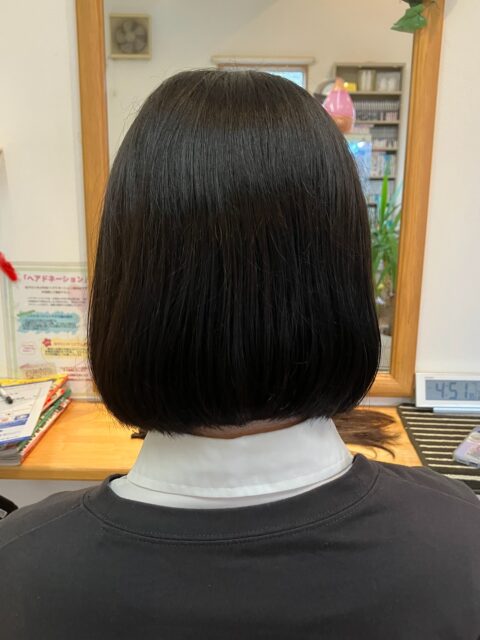 本日のヘアドネーション🎗️
2026/3/2
ご協力ありがとうございました✨
「いってらっしゃい🕊️」📮
⭐︎⭐︎⭐︎⭐︎⭐︎⭐︎⭐︎⭐︎⭐︎⭐︎⭐︎⭐︎⭐︎⭐︎⭐︎⭐︎⭐︎⭐︎
ヘアドネーションをご検討の方へ✂️
「やってみたいけどよく分からない…」
そんな方はご一読ください⬇︎⬇︎
━━━━━━━━━━━━━━━
【ヘアドネーションとは】🎗
病気や脱毛症などで髪に悩みを持つ子どもたちのために
髪を寄付してウィッグを作る活動です。
━━━━━━━━━━━━━━━
【こんな方におすすめ】
・バッサリ切りたい方✂️
・誰かの役に立ちたい方🤝
・伸ばした髪を活かしたい方💇♀️
━━━━━━━━━━━━━━━
【ヘアドネーションの条件】
・31cm以上の長さが必要です📏(寄付される髪の長さ)
━━━━━━━━━━━━━━━
【ご来店時のお願い】
・髪は完全に乾いた状態でご来店ください
・髪は下ろした状態でお越しください
・スタイリング剤等はつけず、結び跡のない状態でお願いいたします
━━━━━━━━━━━━━━━
【メニュー】
・ヘアドネーションカット(シャンプー込み)🫧
・カット後スタイル仕上げ込み💇
▶︎一般 ・・・・¥5,000
▶︎中高生 ・・・¥4,500
▶︎小学生以下・・¥4,000
※スタンダードカットと同料金となります
・切り離しのみ・・¥2,000
━━━━━━━━━━━━━━━
【ドネーションの流れ】📮
①ご来店・カウンセリング🗣
②長さを確認し、ゴムで束ねます🎗
③カット(ドネーション用に切り分け)✂️
④通常カットでスタイルを整えます💇♀️
⑤梱包してお渡し📦
→そのままポスト投函OK📮
━━━━━━━━━━━━━━━
【よくある質問】
Q. カラーやパーマしていても大丈夫?💭
→基本的に可能ですが、ダメージ状態によっては不可となる場合があります
Q.結構白髪混じりなのですが大丈夫?
→はい、問題ありません👍
Q. 子どもでもできますか?👧👦
→可能です◎多くのお子様にもご来店いただいています
Q. 自分で送らないといけませんか?📮
→はい、ご自身での投函をお願いしております(そのまま出せる状態にします)
Q. 長さが足りるか不安です😌
→無料でチェックいたしますので、お気軽にご相談ください
━━━━━━━━━━━━━━━
クルーでは、初めての方でも安心して行えるよう
カット〜発送準備までしっかりサポートいたします🎗
ご不明点はDM・お電話でお気軽にご相談ください📩
保存してあとで見返すのもおすすめです📌
━━━━━━━━━━━━━━━
#ヘアドネーション
#旭市美容室
#髪の寄付
#ショートヘア
#ヘアスタジオクルー