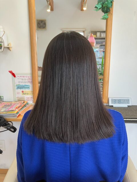 本日のヘアドネーション🎗️
2026/3/4
ご協力ありがとうございました✨
「いってらっしゃい🕊️」📮
⭐︎⭐︎⭐︎⭐︎⭐︎⭐︎⭐︎⭐︎⭐︎⭐︎⭐︎⭐︎⭐︎⭐︎⭐︎⭐︎⭐︎⭐︎
ヘアドネーションをご検討の方へ✂️
「やってみたいけどよく分からない…」
そんな方はご一読ください⬇︎⬇︎
━━━━━━━━━━━━━━━
【ヘアドネーションとは】🎗
病気や脱毛症などで髪に悩みを持つ子どもたちのために
髪を寄付してウィッグを作る活動です。
━━━━━━━━━━━━━━━
【こんな方におすすめ】
・バッサリ切りたい方✂️
・誰かの役に立ちたい方🤝
・伸ばした髪を活かしたい方💇♀️
━━━━━━━━━━━━━━━
【ヘアドネーションの条件】
・31cm以上の長さが必要です📏(寄付される髪の長さ)
━━━━━━━━━━━━━━━
【ご来店時のお願い】
・髪は完全に乾いた状態でご来店ください
・髪は下ろした状態でお越しください
・スタイリング剤等はつけず、結び跡のない状態でお願いいたします
━━━━━━━━━━━━━━━
【メニュー】
・ヘアドネーションカット(シャンプー込み)🫧
・カット後スタイル仕上げ込み💇
▶︎一般 ・・・・¥5,000
▶︎中高生 ・・・¥4,500
▶︎小学生以下・・¥4,000
※スタンダードカットと同料金となります
・切り離しのみ・・¥2,000
━━━━━━━━━━━━━━━
【ドネーションの流れ】📮
①ご来店・カウンセリング🗣
②長さを確認し、ゴムで束ねます🎗
③カット(ドネーション用に切り分け)✂️
④通常カットでスタイルを整えます💇♀️
⑤梱包してお渡し📦
→そのままポスト投函OK📮
━━━━━━━━━━━━━━━
【よくある質問】
Q. カラーやパーマしていても大丈夫?💭
→基本的に可能ですが、ダメージ状態によっては不可となる場合があります
Q.結構白髪混じりなのですが大丈夫?
→はい、問題ありません👍
Q. 子どもでもできますか?👧👦
→可能です◎多くのお子様にもご来店いただいています
Q. 自分で送らないといけませんか?📮
→はい、ご自身での投函をお願いしております(そのまま出せる状態にします)
Q. 長さが足りるか不安です😌
→無料でチェックいたしますので、お気軽にご相談ください
━━━━━━━━━━━━━━━
クルーでは、初めての方でも安心して行えるよう
カット〜発送準備までしっかりサポートいたします🎗
ご不明点はDM・お電話でお気軽にご相談ください📩
保存してあとで見返すのもおすすめです📌
━━━━━━━━━━━━━━━
#ヘアドネーション
#旭市美容室
#髪の寄付
#ショートヘア
#ヘアスタジオクルー